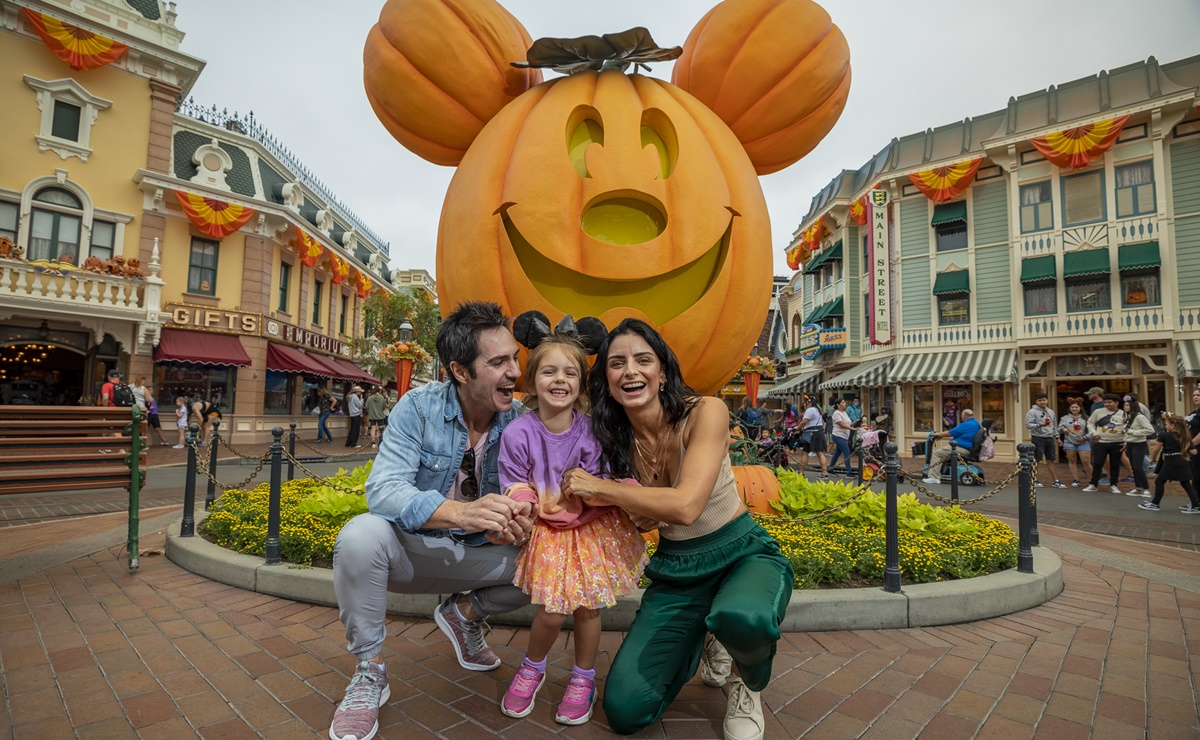 Kai, Aislinn Derbez y Mauricio Ochmann celebran Halloween Time en Disneyland