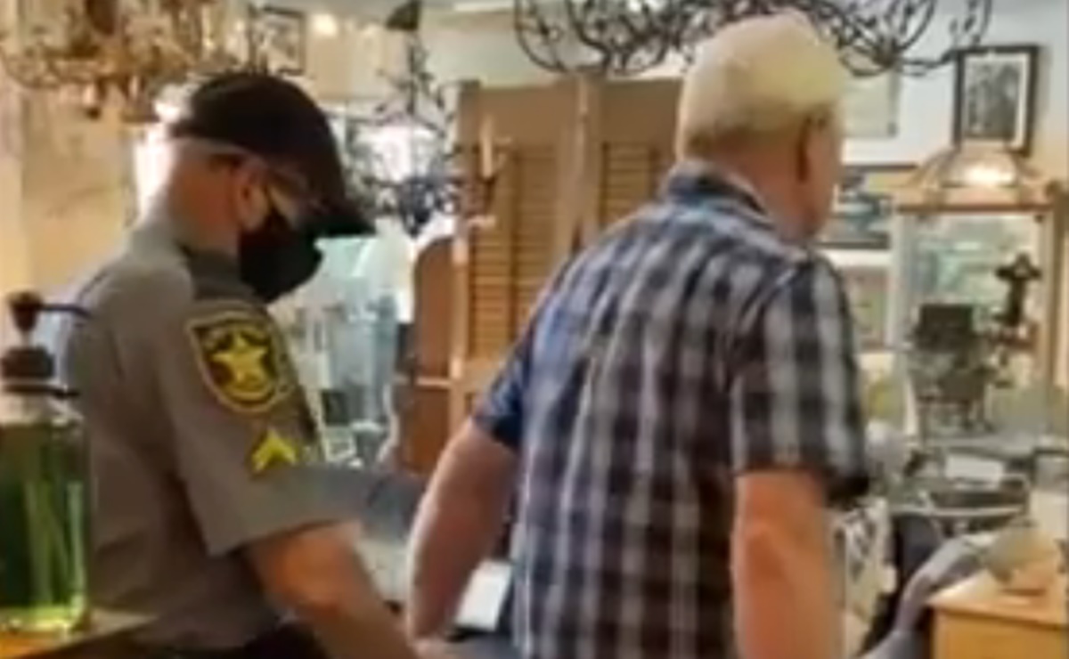 Arrestan a adulto mayor por no usar cubrebocas en tienda de Florida