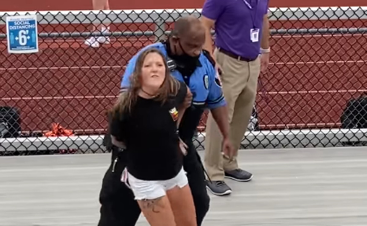 Video. Arrestan a mujer por no usar cubrebocas en partido escolar