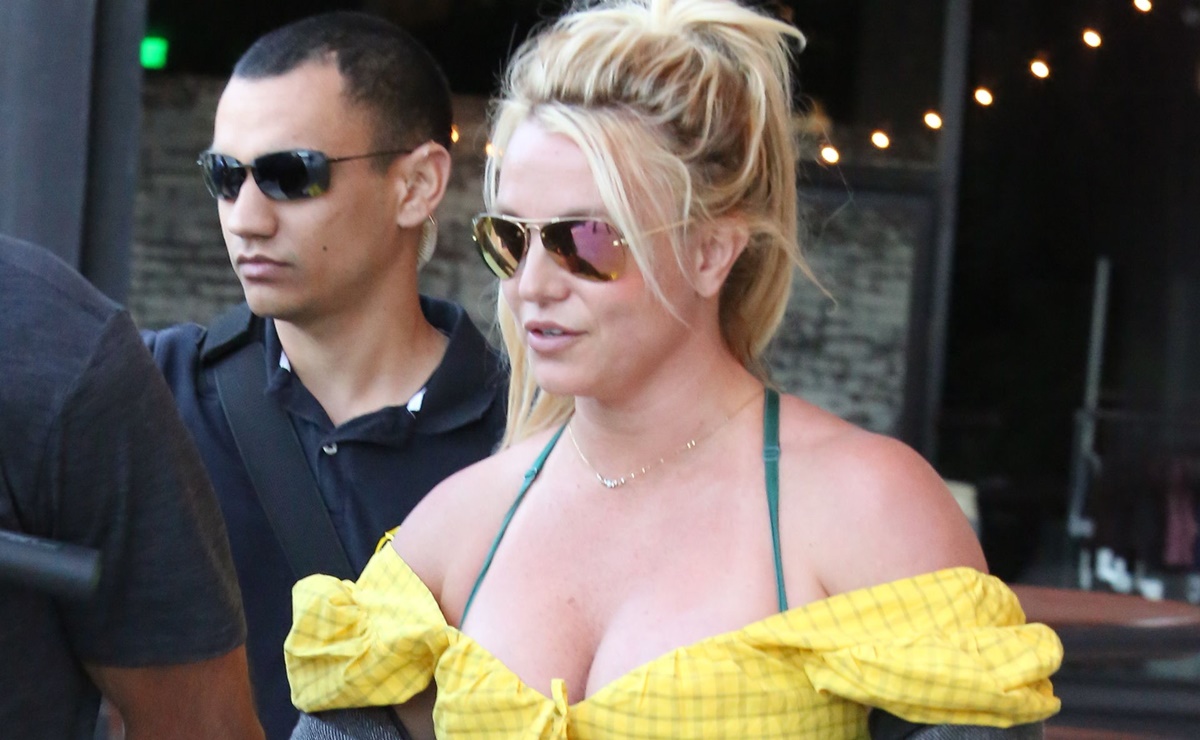 Britney Spears sorprende con minivestido de escote de infarto