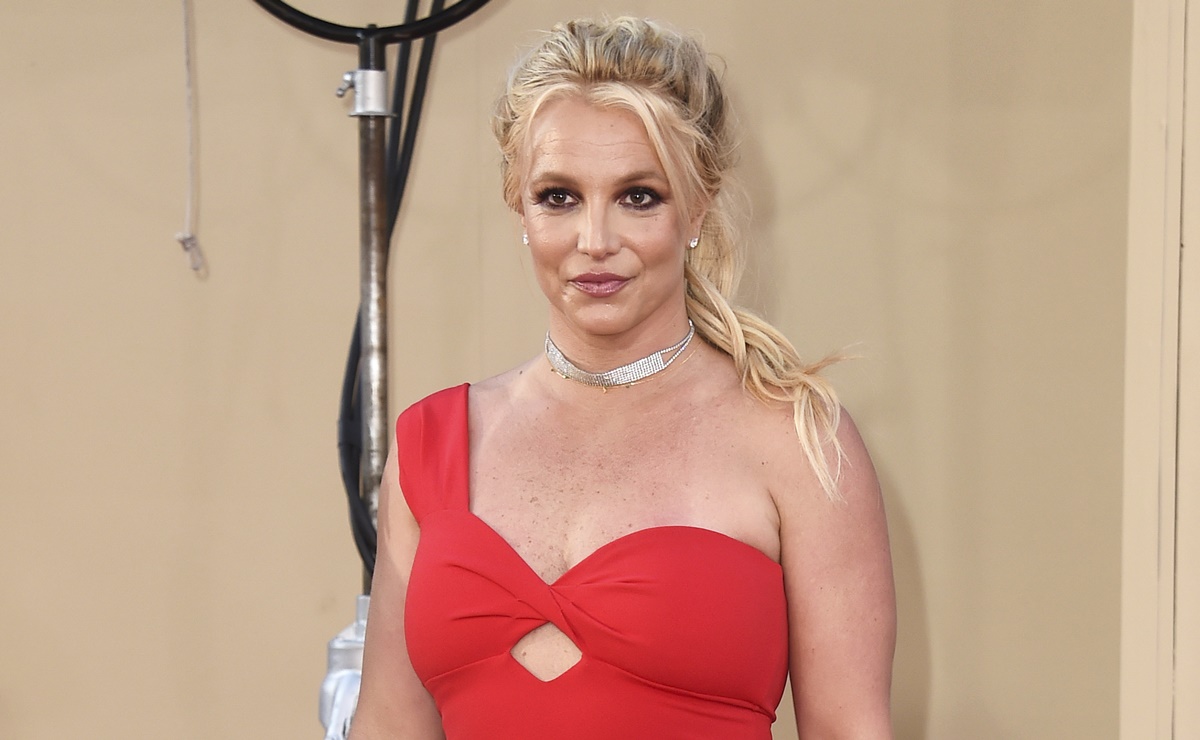Britney Spears sorprende en Instagram con arriesgada lencer&iacute;a roja