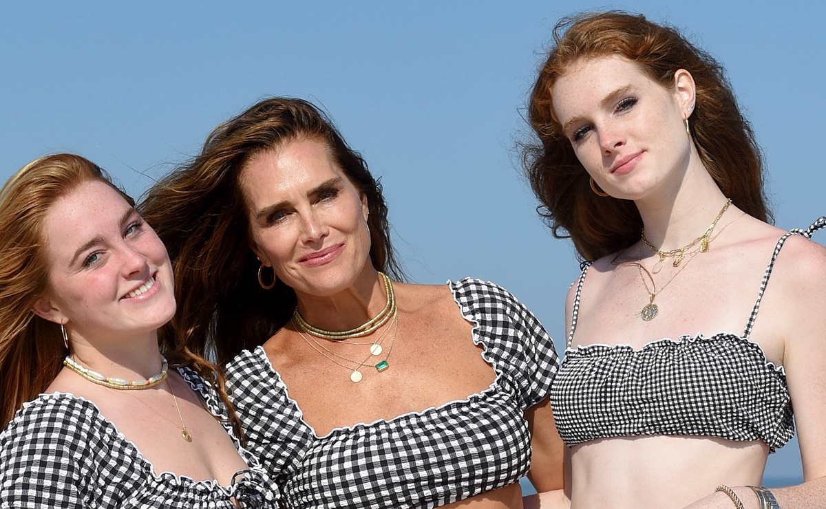 Brooke Shields y sus hijas se lucen en traje de ba&ntilde;o durante sesi&oacute;n en la playa