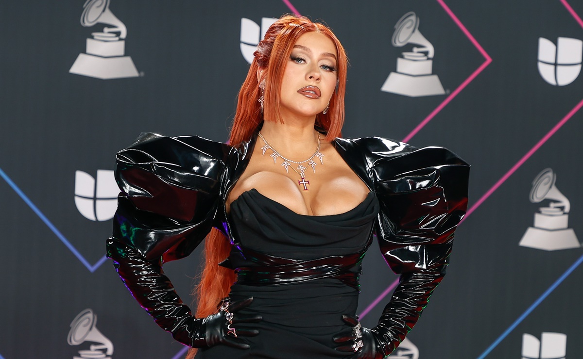 Christina Aguilera se transforma e impacta con ajustado vestido en los Latin Grammy