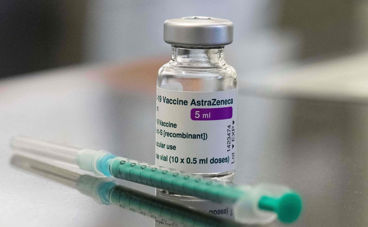 Eficacia y efectos secundarios de vacuna AstraZeneca