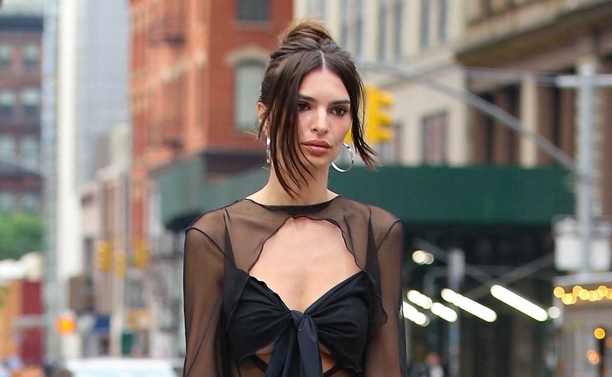 Emily Ratajkowski deslumbra con vestido transparente en Nueva York