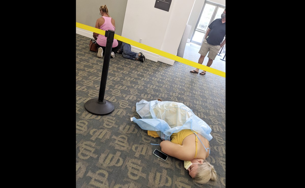 Foto muestra a pacientes en el suelo mientras esperan tratamiento Covid en Florida
