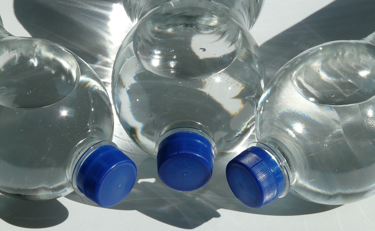 FDA retira agua alcalina vinculada con casos de hepatitis aguda