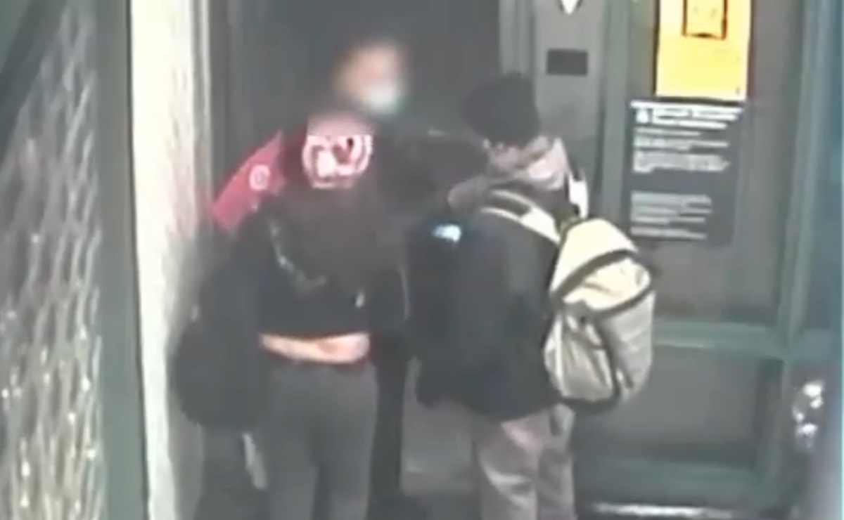 Pareja golpea a mujer tras discusi&oacute;n por cubrebocas en Metro de NY