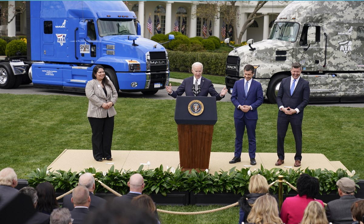 Biden anima a m&aacute;s mujeres y latinos a convertirse en camioneros