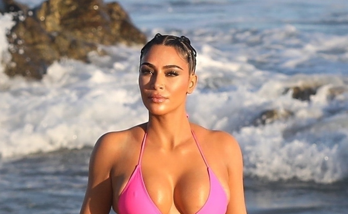 Kim Kardashian en bikini rosa