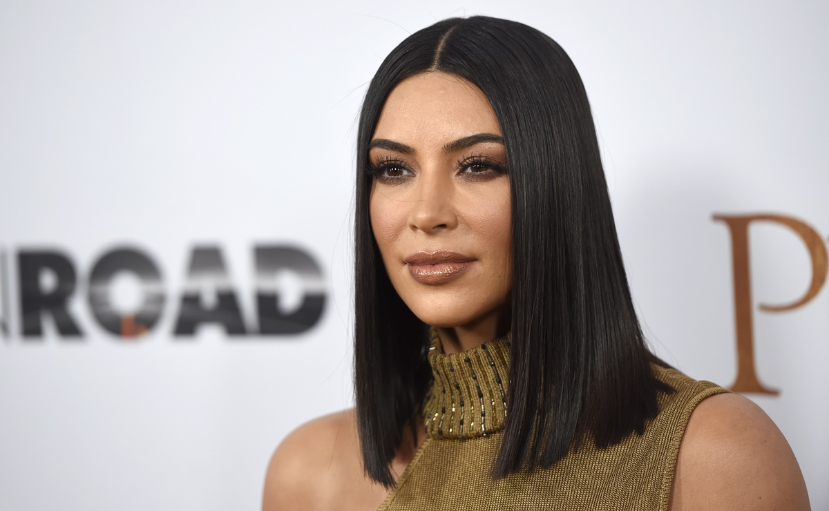 Kim Kardashian presume cinturita y marcadas curvas con catsuit negro