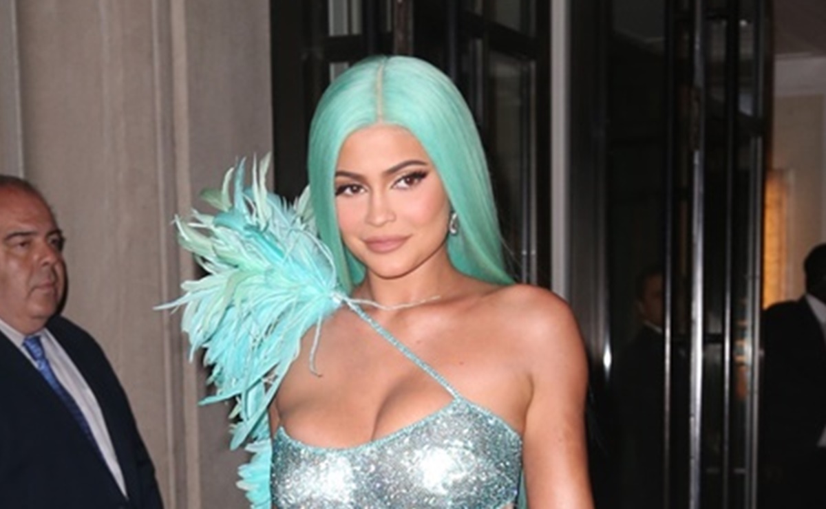 Kylie Jenner luce silueta 'curvy' con bikini floral