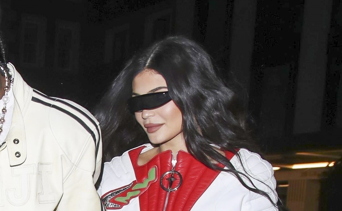 Kylie Jenner se luce en minifalda de mezclilla junto a Travis Scott en Londres