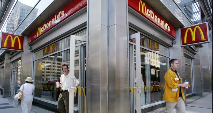 McDonald's pone a la venta sus 850 tiendas en Rusia