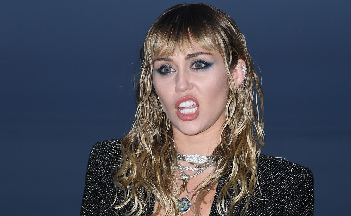 Miley Cyrus presume look con transparencias en grabaci&oacute;n de video