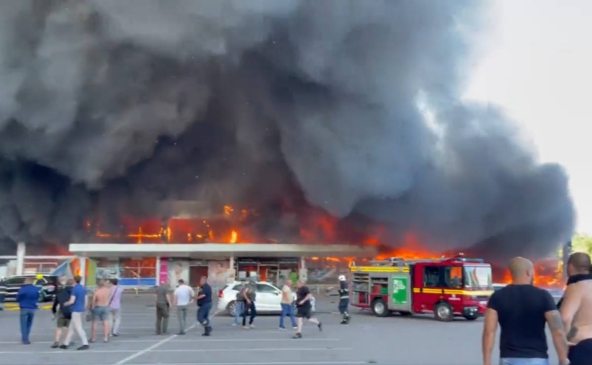 Misil ruso impacta en centro comercial de Ucrania; prev&eacute;n n&uacute;mero elevado de muertos