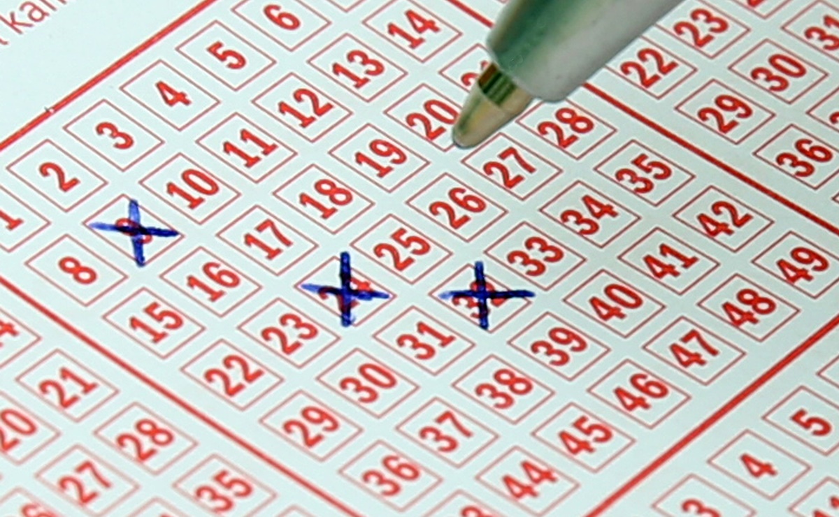 Mujer gana dos boletos de loter&iacute;a de $2 millones de d&oacute;lares cada uno