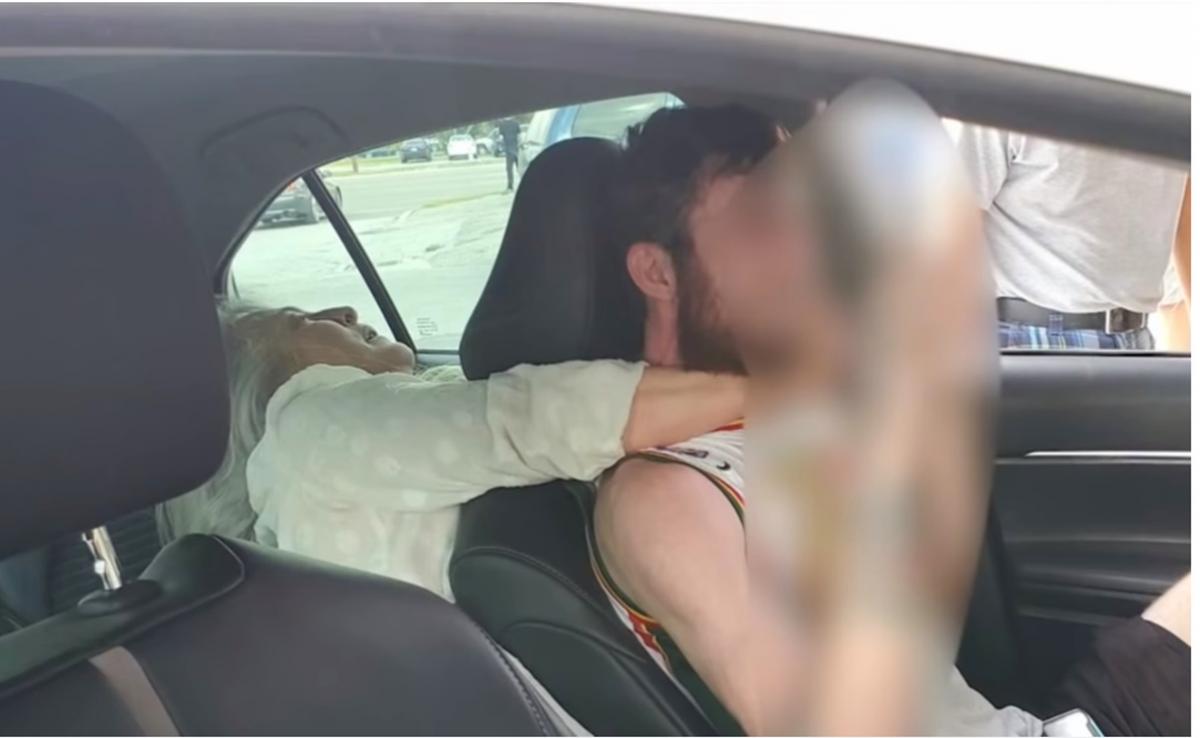 Video. Mujer muerde y trata de estrangular a chofer de Uber