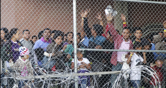 Menores migrantes en centro de detenci&oacute;n en Texas
