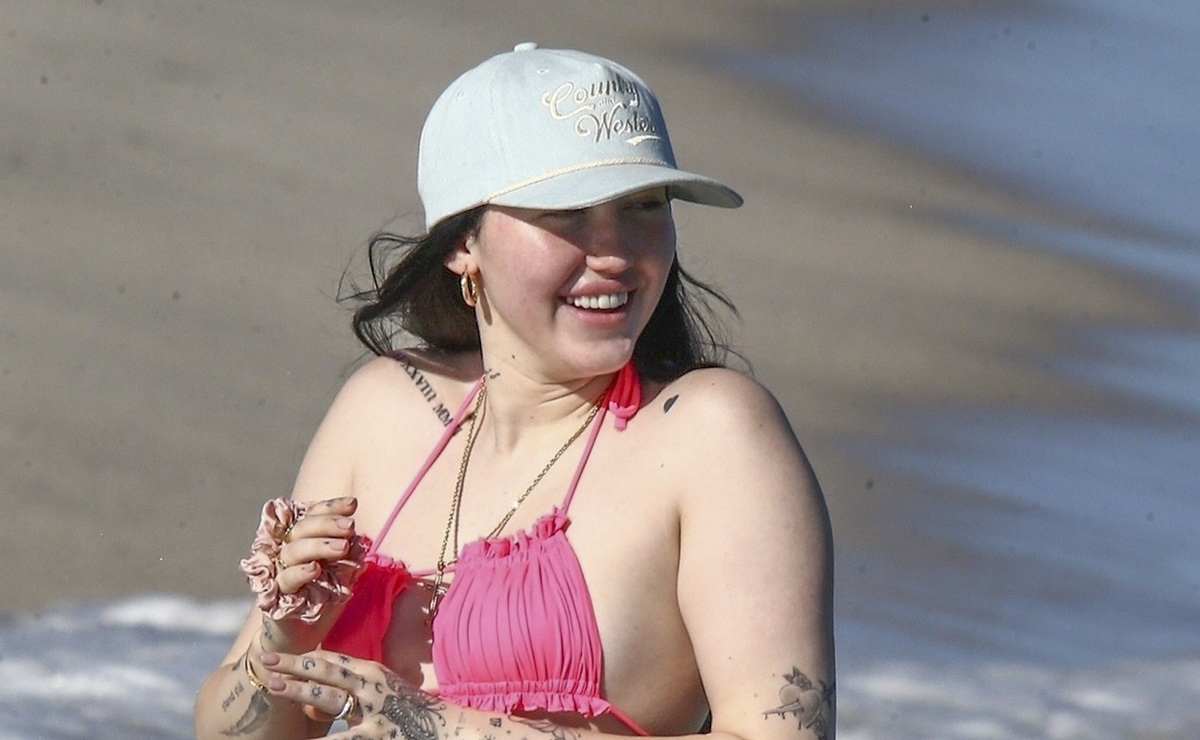 Hermana de Miley Cyrus presume bikini rosa en playa de Miami