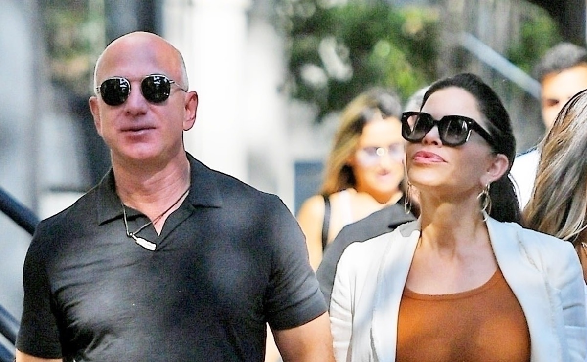 Novia de Jeff Bezos se luce en minivestido durante cita rom&aacute;ntica