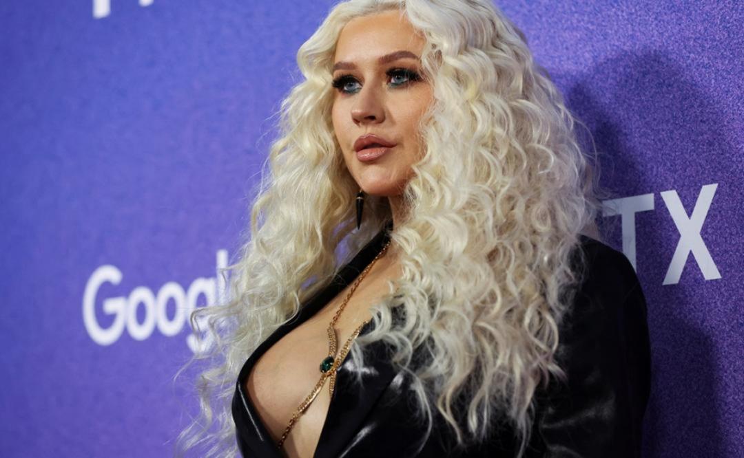 Christina Aguilera 'enciende' Instagram con vestido satinado braless