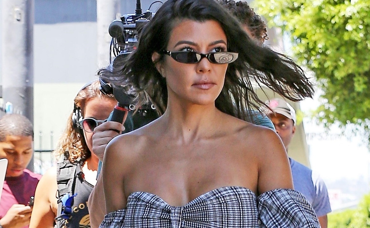 Kourtney Kardashian luce bikini de lujo abrazada de Travis Barker