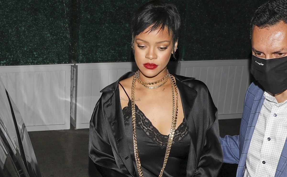 Rihanna luce lencer&iacute;a en las calles