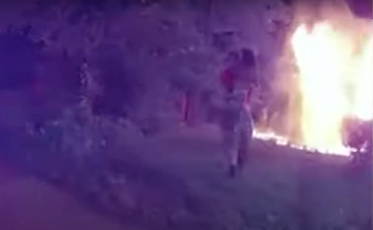 Video. Repartidor de pizza rescata a ni&ntilde;os de casa en llamas en Indiana