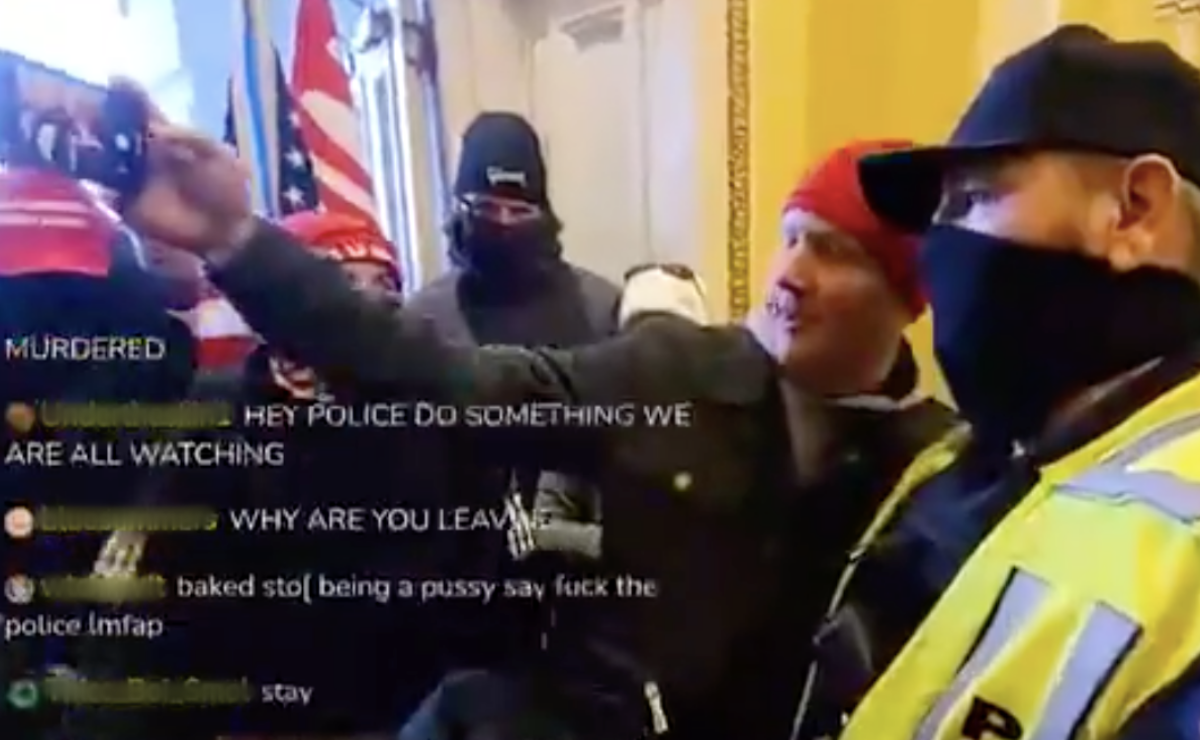 Selfie entre polic&iacute;a y manifestante MAGA