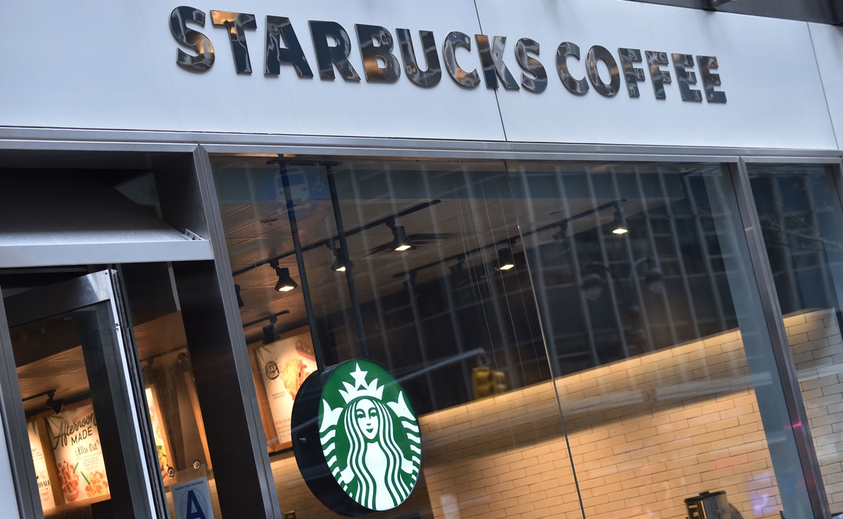 Empleado de Starbucks ayuda con mensaje a cliente que era acosada