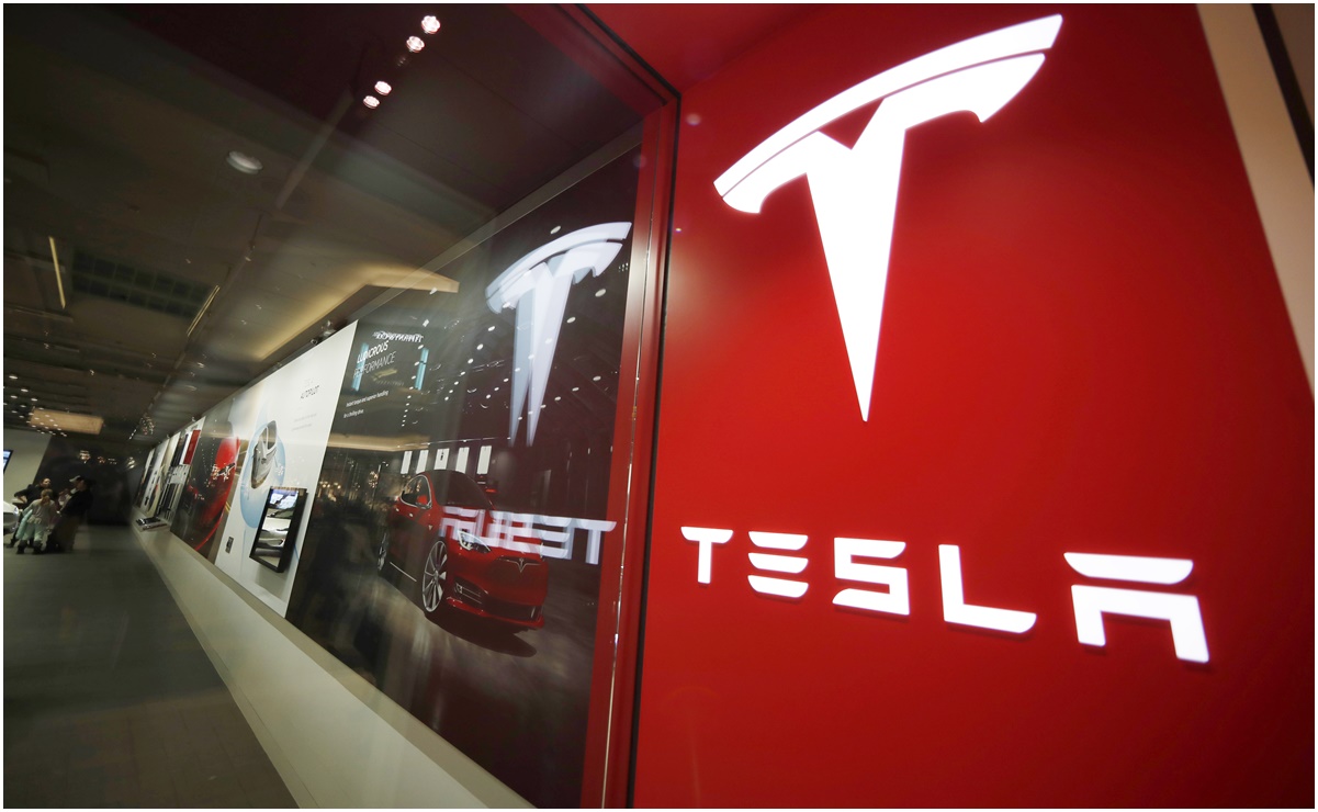 Tesla en piloto autom&aacute;tico se estrella contra patrulla en Washington