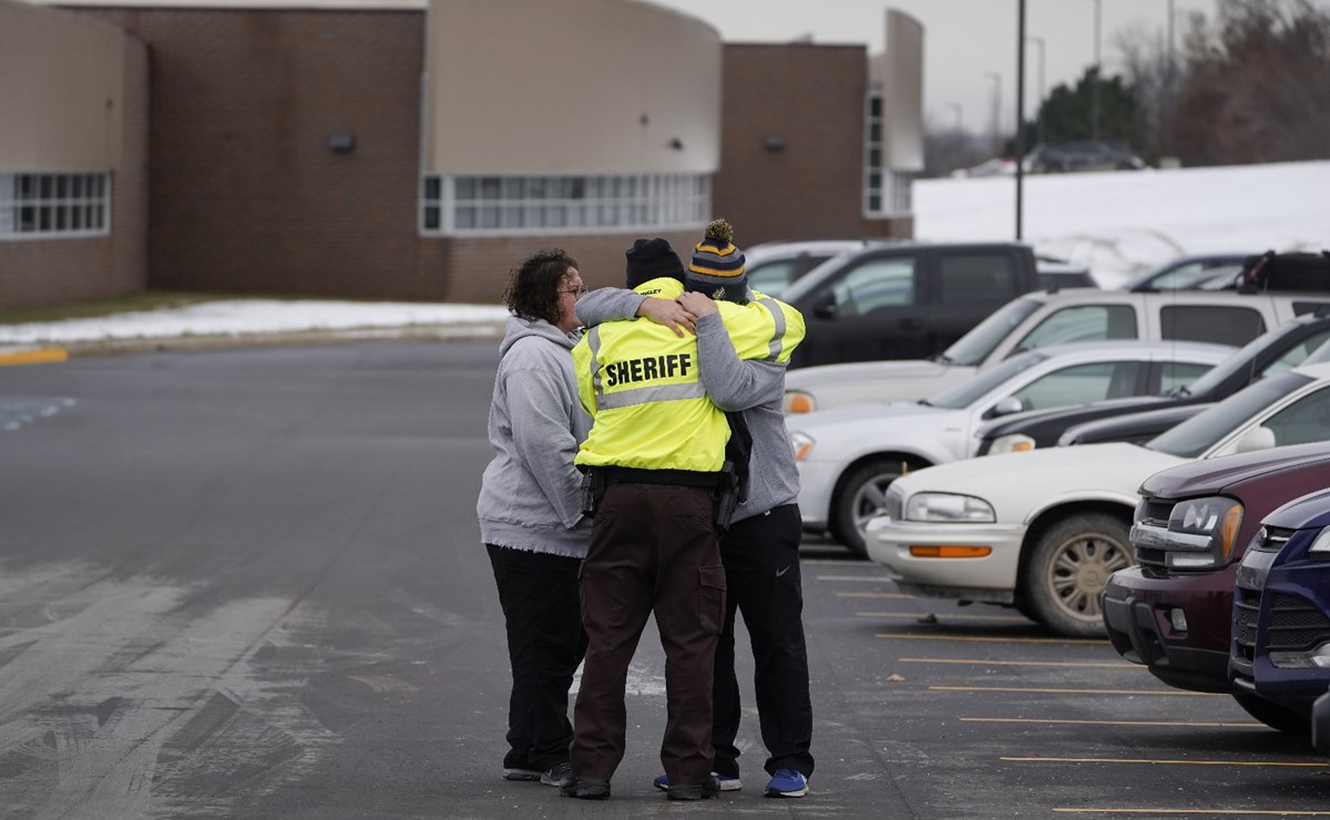 Suman cuatro estudiantes muertos tras tiroteo en instituto de Michigan
