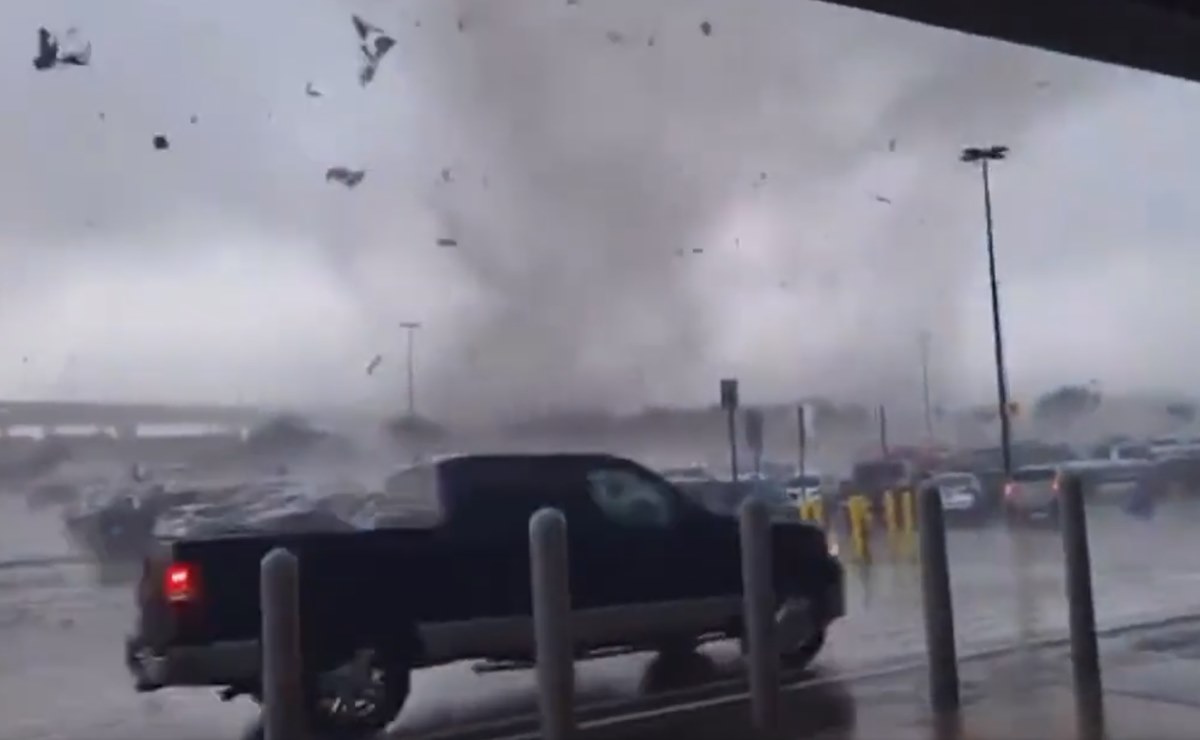 Video. Poderoso tornado arrasa en estacionamiento en Walmart de Texas