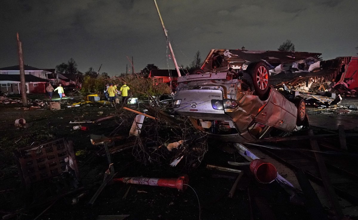 Videos. Potente tornado en Nueva Orleans destruye casas y voltea autos