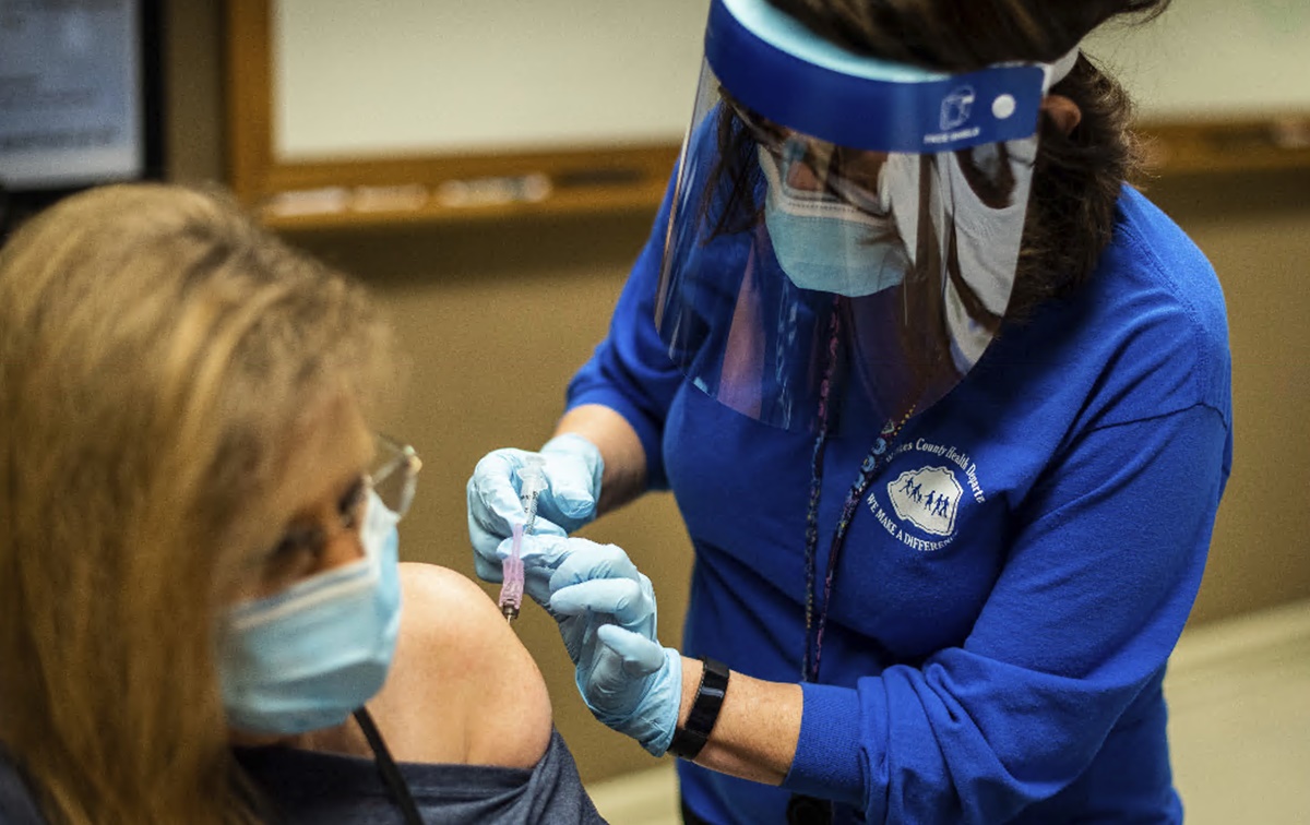 Vacunados contra Covid pueden no cumplir cuarentena: CDC