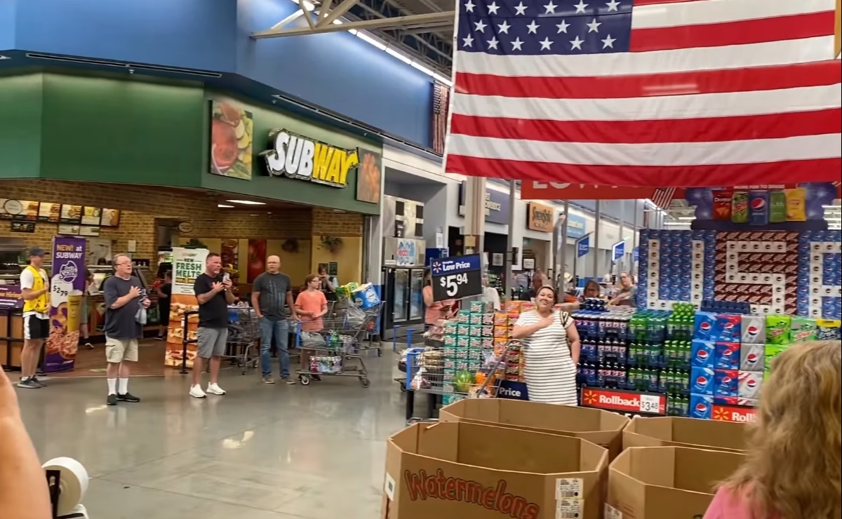 video Clientescantan himno de EU en Walmart de Texas