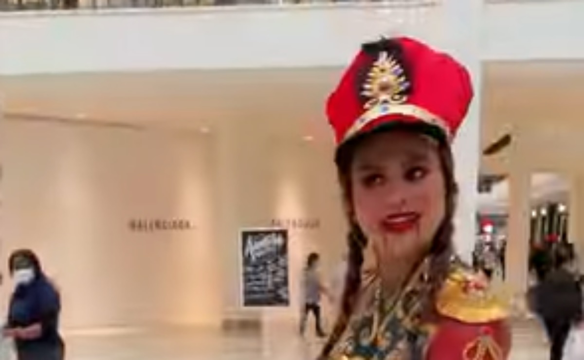 Corren a modelo de Playboy de mall en Miami por peculiar atuendo del 'Cascanueces'