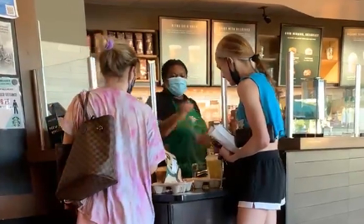 Mujer &lsquo;estalla&rsquo; contra barista que le pidi&oacute; usar cubrebocas en Starbucks