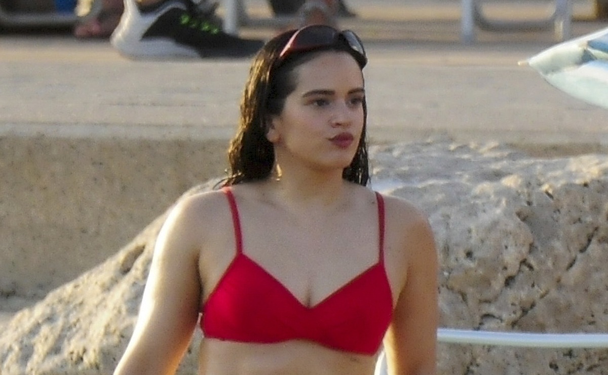 Rosal&iacute;a se luce en bikini rojo y mini short de verano en Mallorca 