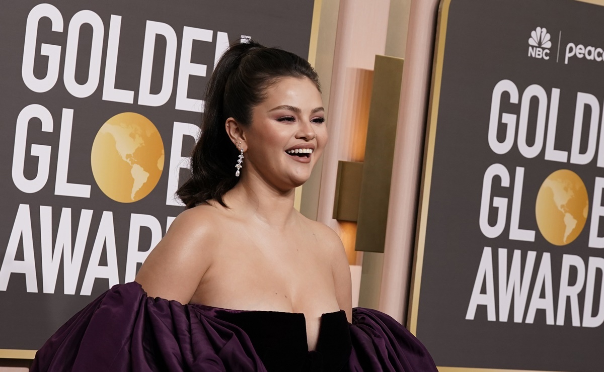Selena Gomez derrocha belleza y glamour con vestido bustier en los Golden Globes