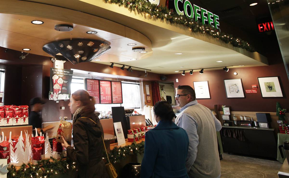 Suspenden a empleada de Starbucks tras escribir &ldquo;mono&rdquo; en vaso de afroamericana 