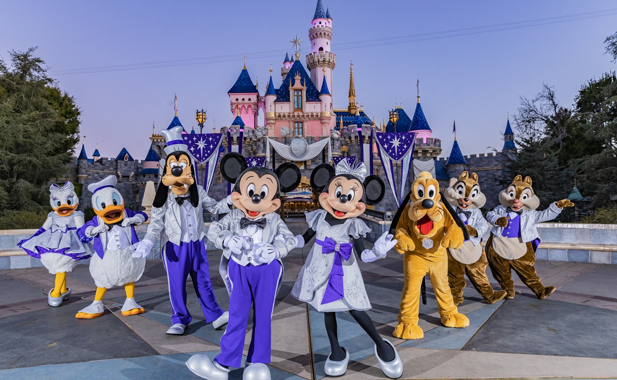 Disneyland Resort celebra Disney100 con nuevos espect&aacute;culos y atracci&oacute;n de Mickey