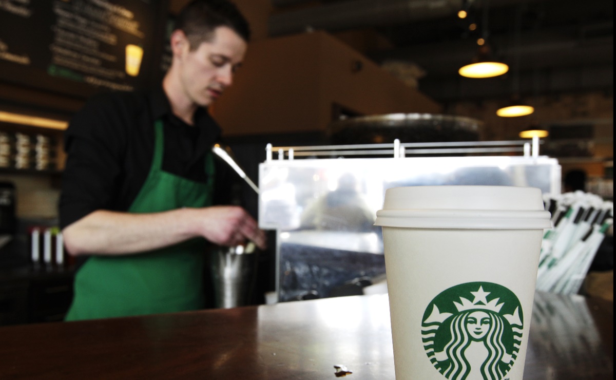 Piden a Starbucks dejar de cobrar por leche vegana