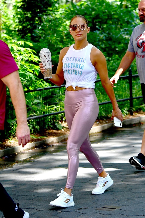Resultado de imagen para Jennifer Lopez luce silueta con leggings metÃ¡licos por Nueva York