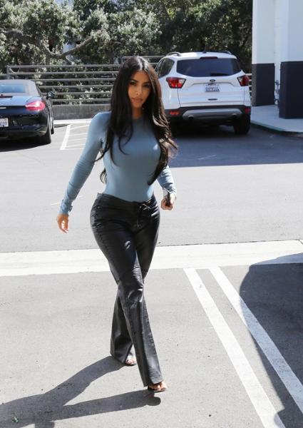 Resultado de imagen para Kim Kardashian muestra sus curvas en atuendos ajustados y braless