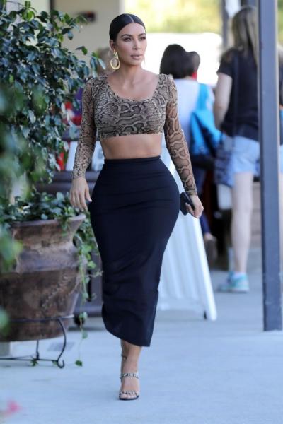 Resultado de imagen para Kim Kardashian muestra sus curvas en atuendos ajustados y braless