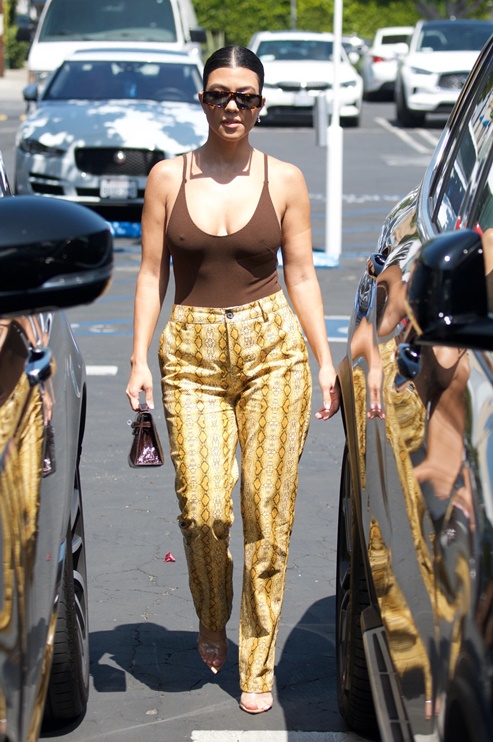 Resultado de imagen para Kourtney Kardashian impacta con top braless en Los Ãngeles