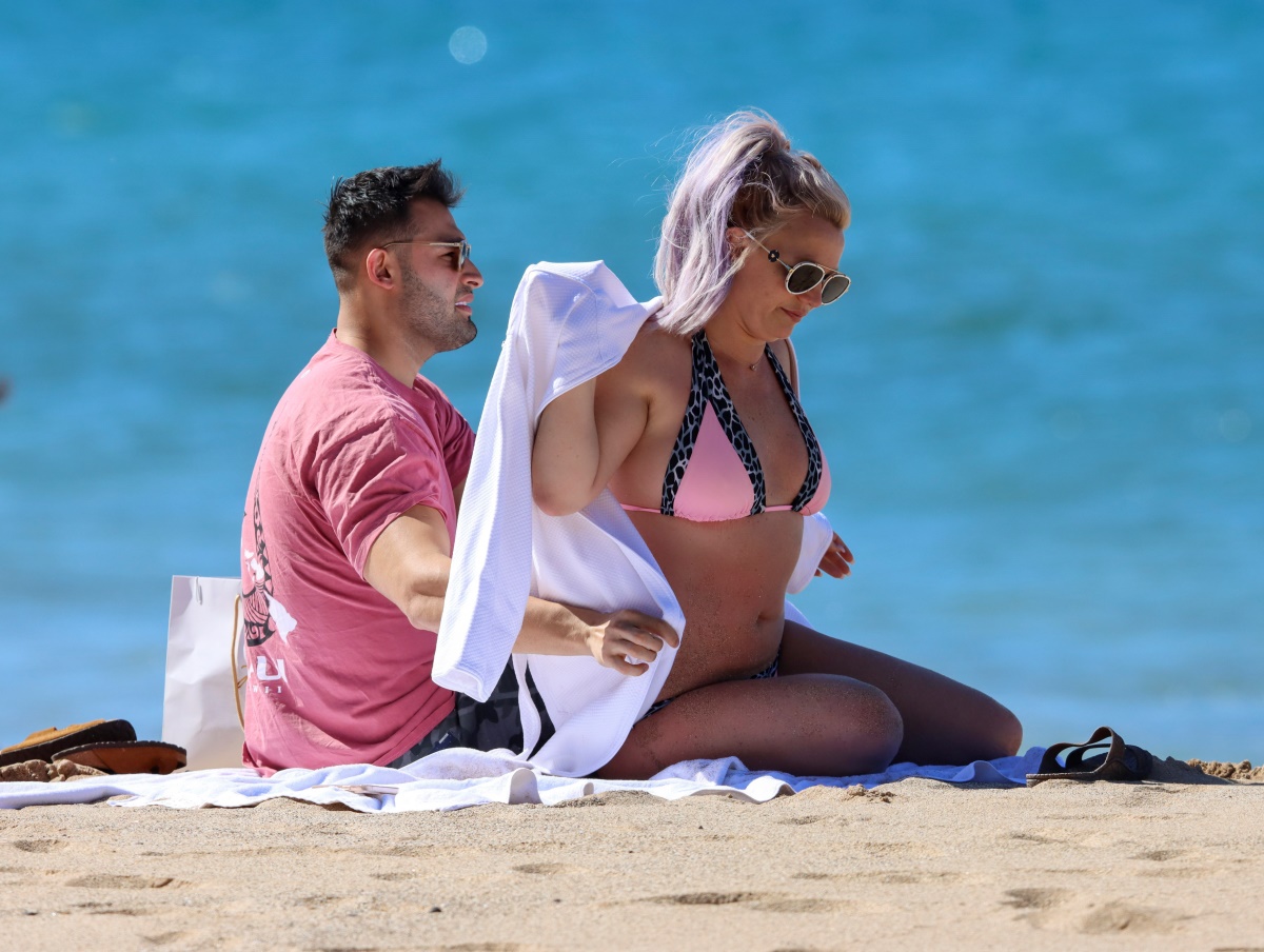Britney Spears se luce con diminuto bikini rojo durante vacaciones en Maui