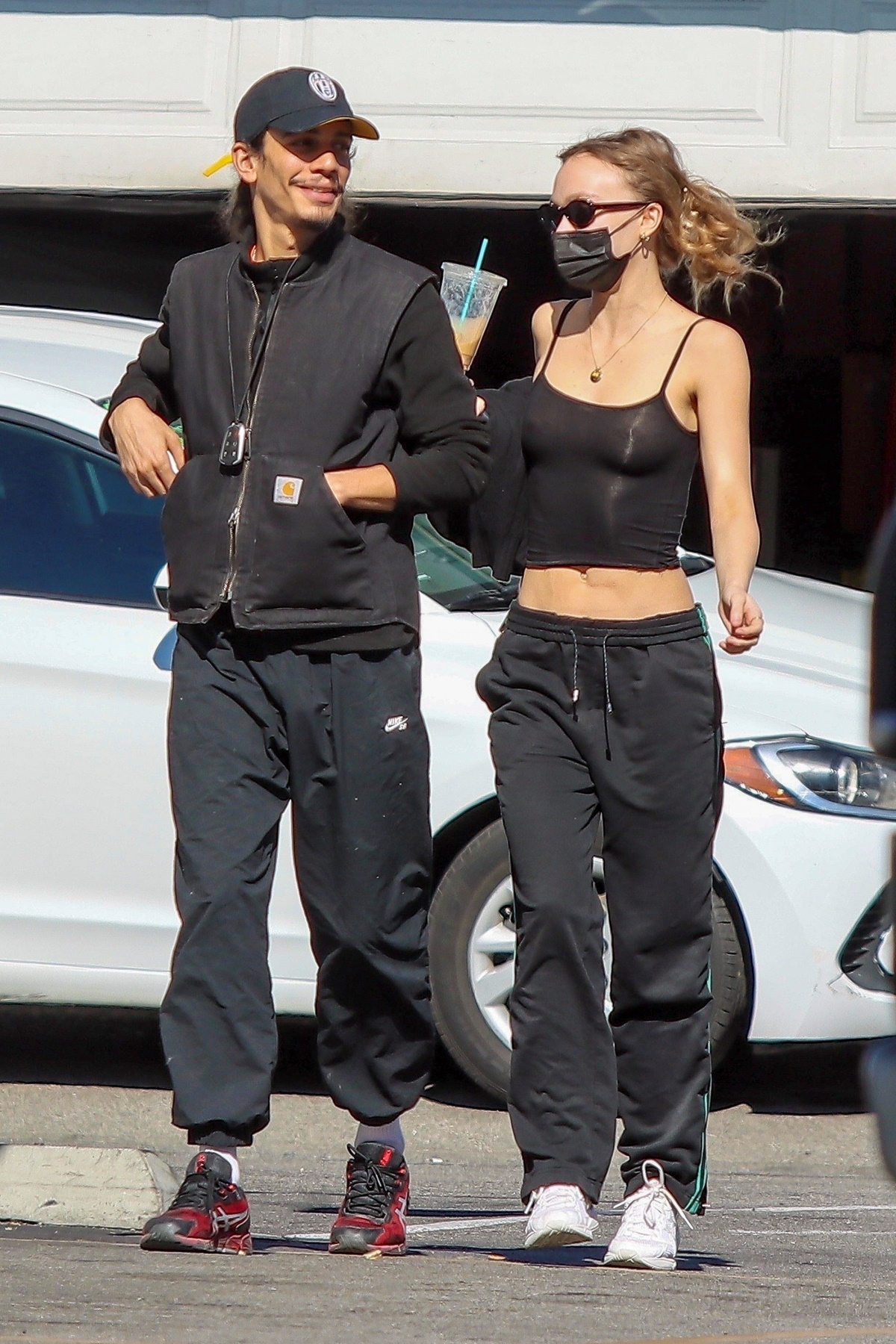 Hija de Johnny Depp cautiva con minifalda a cuadros en París - Vive USA